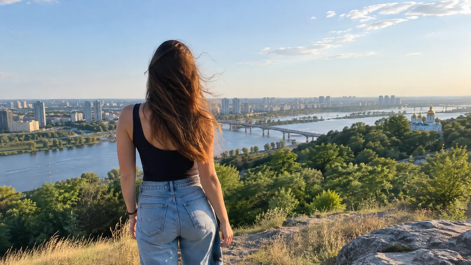 Жінка на оглядовому майданчику над містом — свобода від страху висоти